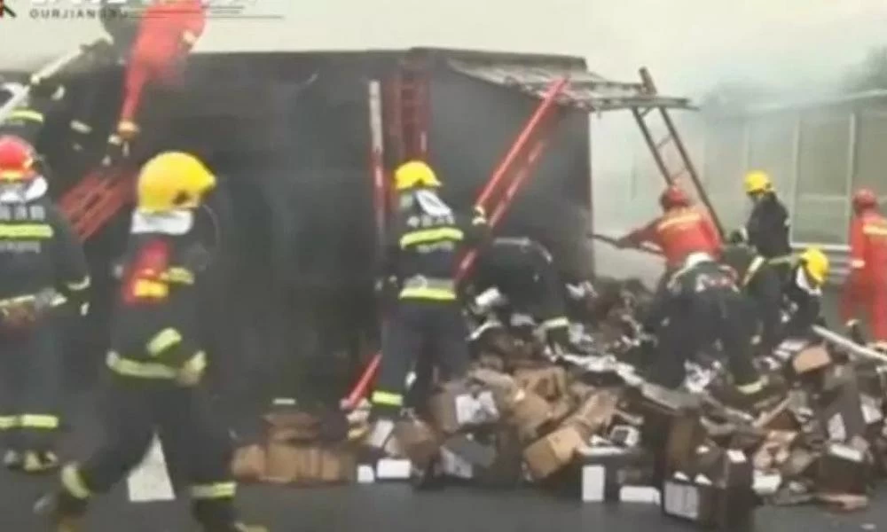 Πάνω από 20 χιλιάδες iPhone 11 καήκανε όταν νταλίκα πείρα φωτιά